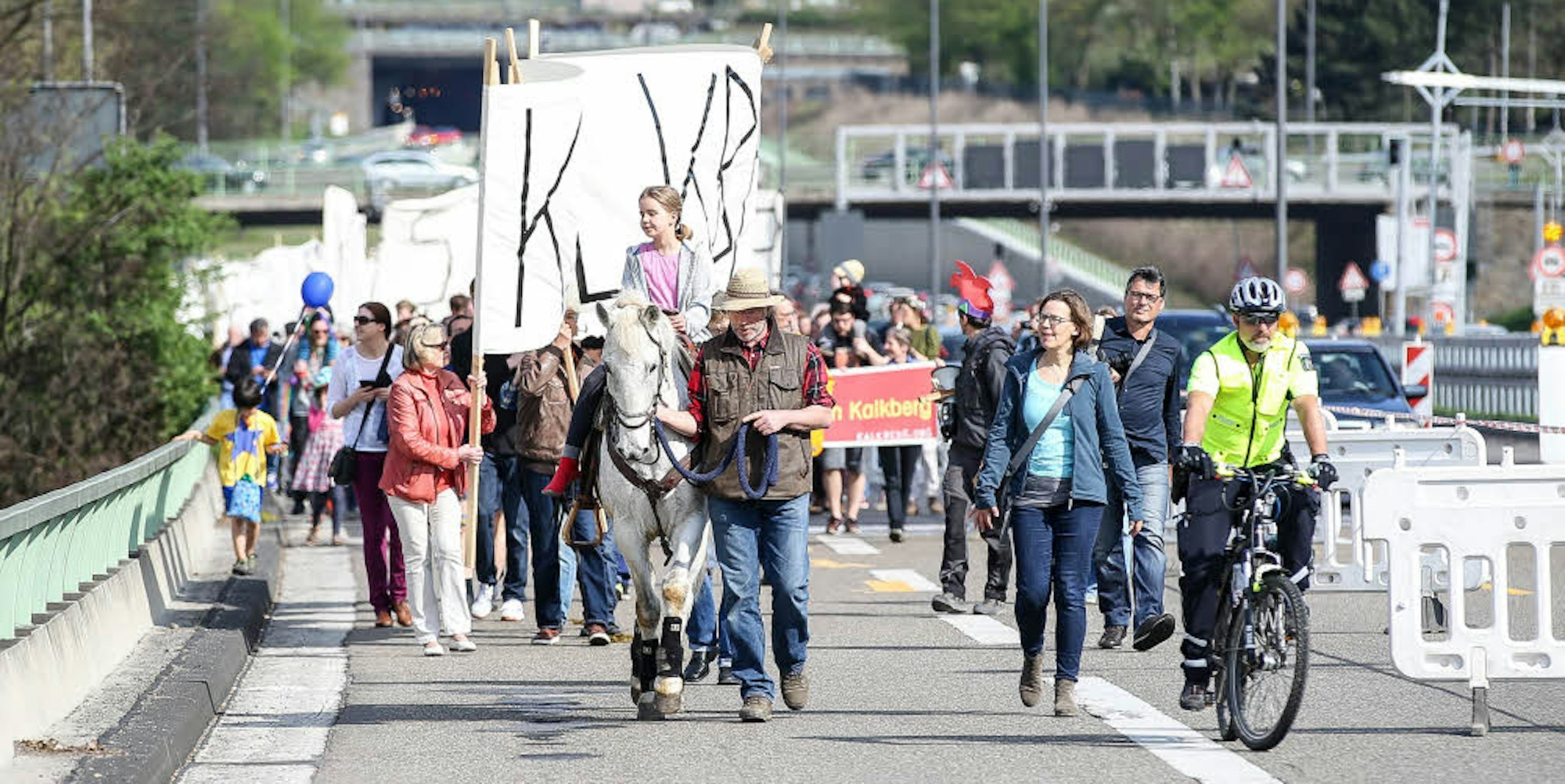 Kalkberg-Pferd Rajo führte den Demonstrationszug der Kalkberg-Gegner über die Autobahn an.