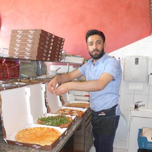 Pizzabäcker Richie aus dem Restaurant Mamma Leone in Erftstadt stellt eine Lieferung zusammen.