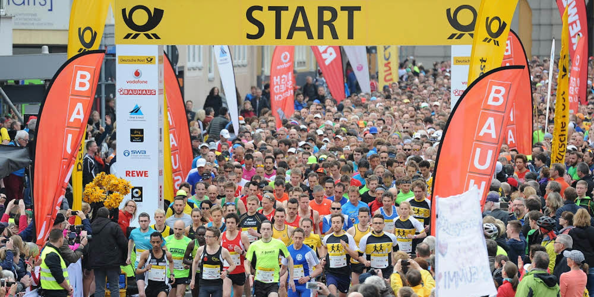 Startschuss zum Marathon – in allen Disziplinen lagen 13 560 Anmeldungen in diesem Jahr für den Frühjahrsklassiker im Rheinland vor.