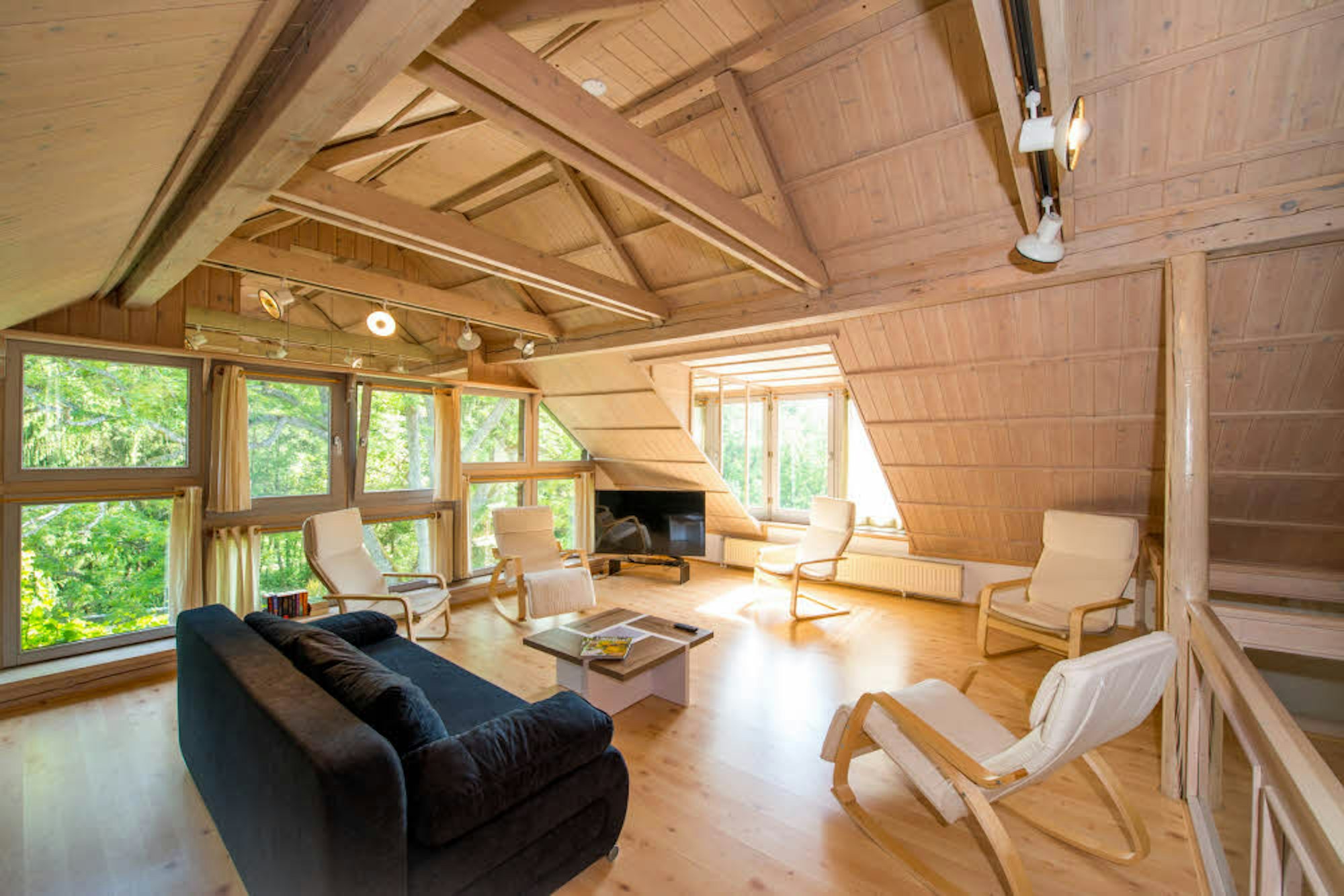 Die Maisonette-Wohnung auf dem Wackerberg ist modern und hell eingerichtet und bietet ein Blick in den Wald bei Kall.