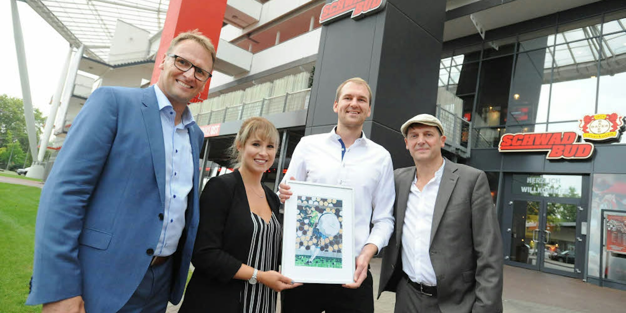 Stefan Kiefer (DFL Stiftung), Elisabeth Scholz (Bayer 04), Matthias Adler (Bayer 04), Birger Schmidt ( Lernort Stadion) präsentierten das Projekt vor der BayArena.