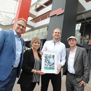 Stefan Kiefer (DFL Stiftung), Elisabeth Scholz (Bayer 04), Matthias Adler (Bayer 04), Birger Schmidt ( Lernort Stadion) präsentierten das Projekt vor der BayArena.