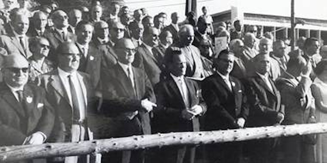 Ehrengästein der ersten Reihe: NRW-Ministerpräsident Franz Meyer (2.v.l.), Konrad Adenauer (3.v.l.), Paul Lücke (4.v.l.) , Bürgermeister Ulrich Müller-Frank (5.v.l.) und Stadtdirektor Wilhelm Wagener (6.v.l.) (Bild: KR)