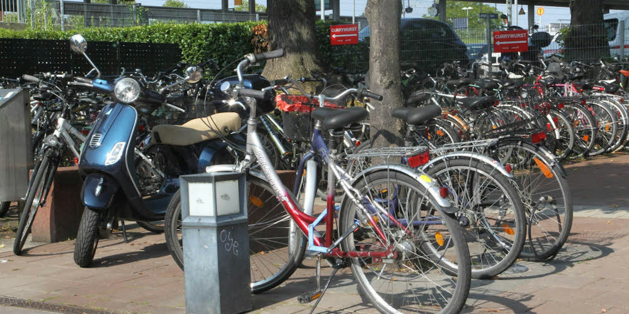 Der Abstellplatz für Zweiräder am Europlatz vor dem Bahnhof ist meistens überfüllt. In der Nähe gibt es auch die Fahrrad-Tiefgarage am Mühlengraben unter dem Hotel Herting. 400 weitere Plätze sollen im Stadtgebeit entstehen.