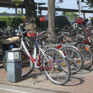 Der Abstellplatz für Zweiräder am Europlatz vor dem Bahnhof ist meistens überfüllt. In der Nähe gibt es auch die Fahrrad-Tiefgarage am Mühlengraben unter dem Hotel Herting. 400 weitere Plätze sollen im Stadtgebeit entstehen.