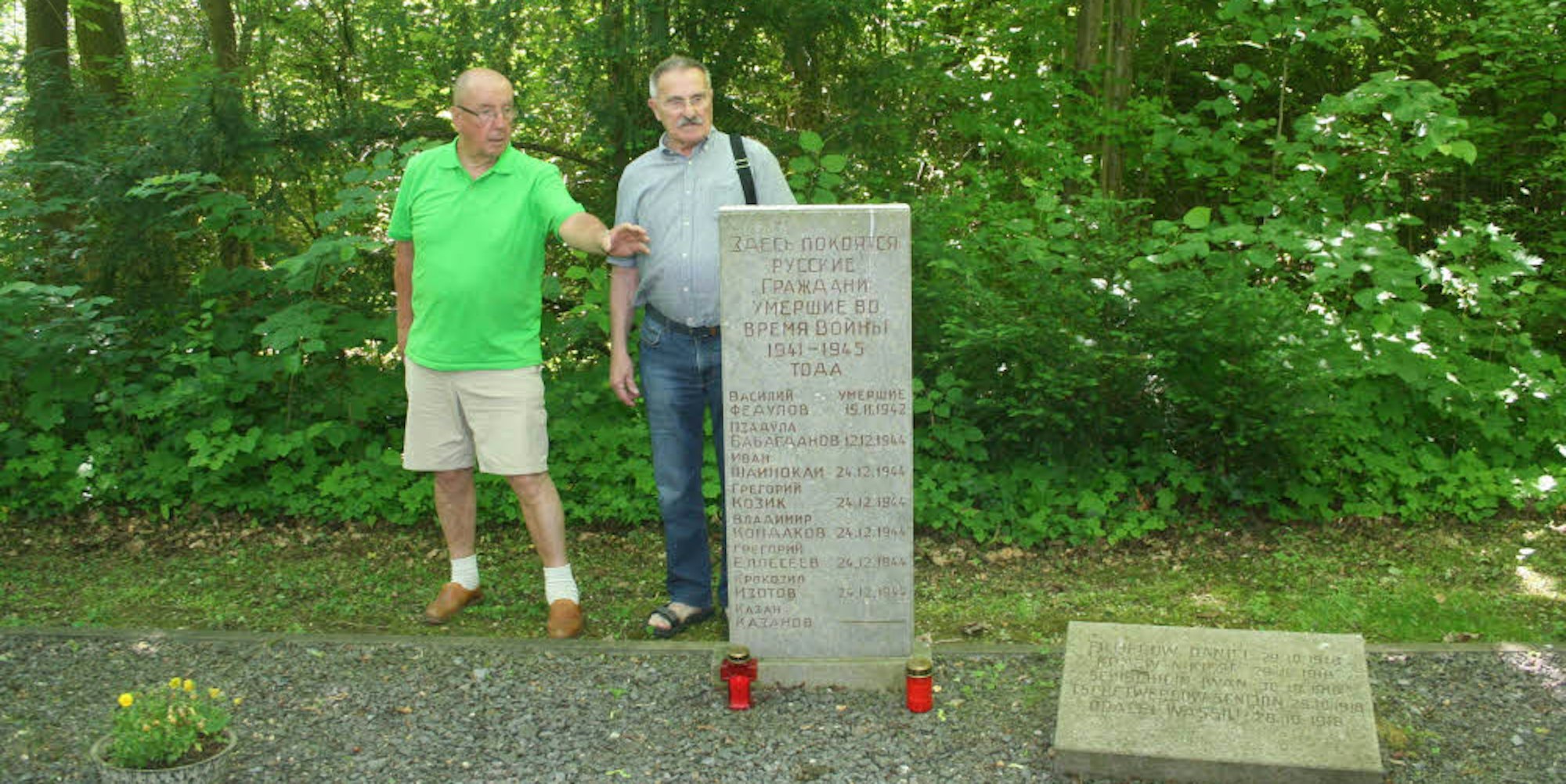 Hans-Wilhelm Porschen (l.) und Manfred Rodenkirchen vom Heimat- und Kulturverein setzen sich für den Friedhof ein.