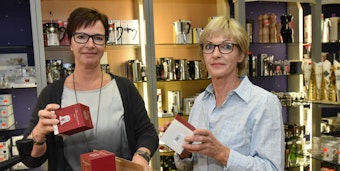 Mit dem Räumungsverkauf haben Heike Kierdorf (l.) und Mitarbeiterin Ute Laudenberg alle Hände voll zu tun.