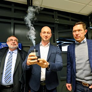 Nebel wurde auch beim Test der zur Auswahl stehenden Luftfilter eingesetzt. Am Verfahren beteiligt waren (v.l.) Prof. Dr. Horst Weißsieker, Prof. Dr. Ing. Denis Anders, Raoul Halding-Hoppenheit.