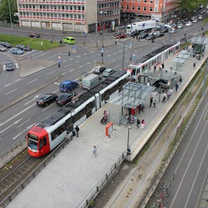 Die Bahnsteige an der Haltestelle der Linie 4 „Mülheim Wiener Platz“ müssten um zehn Meter verlängert werden.
