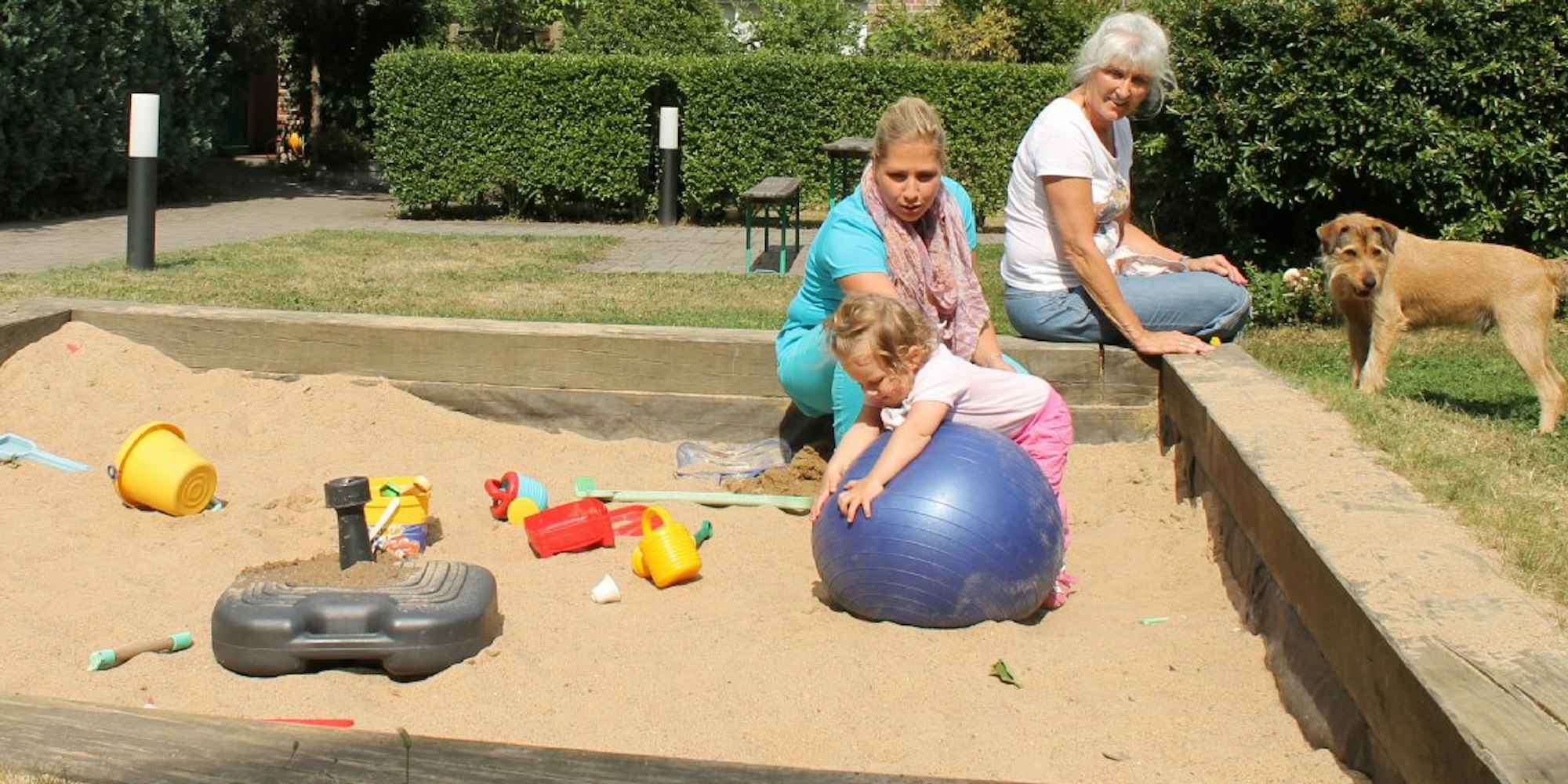 Ilona Lazar und Tochter Lara wohnen seit zwei Jahren auf dem Mellerhof – ein Sandkasten bietet Kindern Platz zum Spielen.