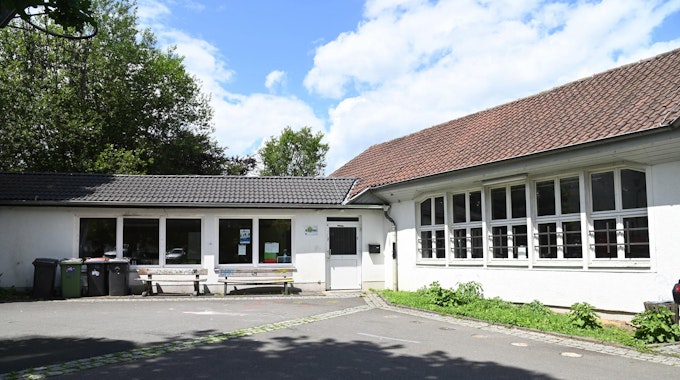 Die Alte Schule in Kürten-Eichhof mit Hof davor