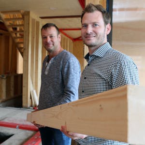 In Kommern bauen Martin Hilger (r.) und Bauleiter Philippe Brüls ein Holzhaus.