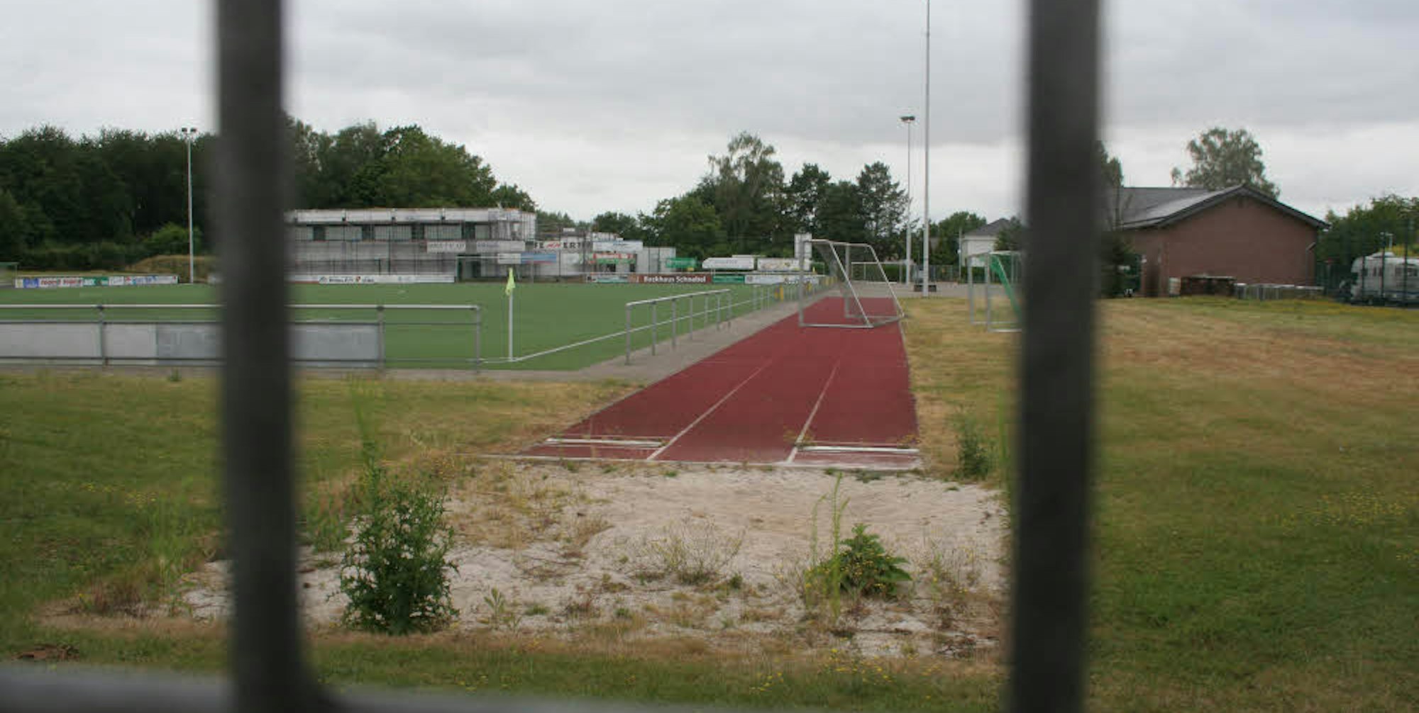 Sprunggrube und Laufbahn könnten wegfallen, sollte der Sportplatz wie geplant erweitert werden. Die Schule wehrt sich.
