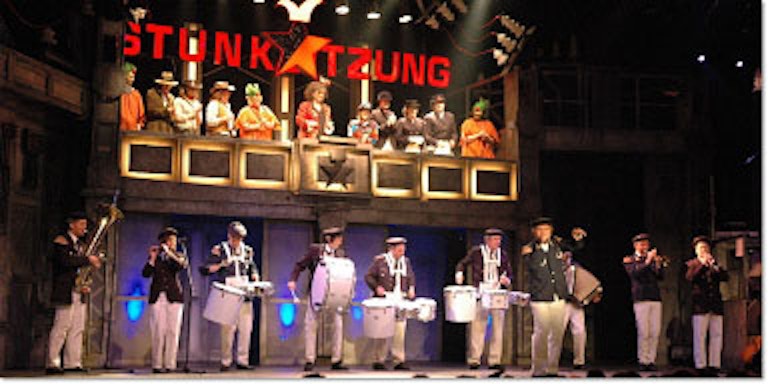 Das Ensemble der Stunk-Sitzung hat die Eigenarten des Traditionscorps auf seine Weise genauer unter die Lupe genommen. Und so ziehen die Bergklänge nahezu täglich im E-Werk in Köln-Mülheim auf die Bühne.