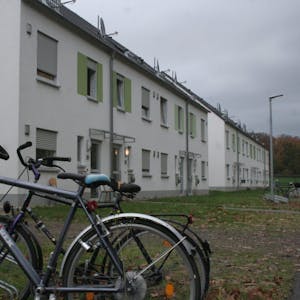 Die 14 Häuser am Kirchacker in Quadrath-Ichendorf sollen verkauft werden. Noch sind dort Flüchtlinge untergebracht.
