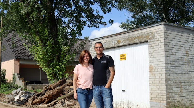 Acht lange Stunden verbrachten Nadine Hilger-Lott und Dirk Lott in der Hochwassernacht auf ihrer Garage.