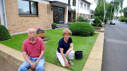 Das Tagwerk ist beendet, der Rasen wieder so, wie sich ihn Anita und Franz Bergmann wünschen.