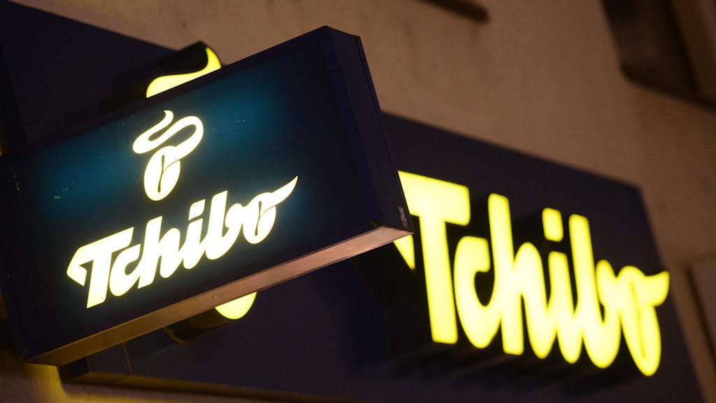 Tchibo-Logo an einem Geschäft