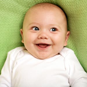 Ein Baby lacht.
