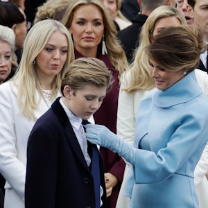 Melania Trump richtet Sohn Barrons Krawatte