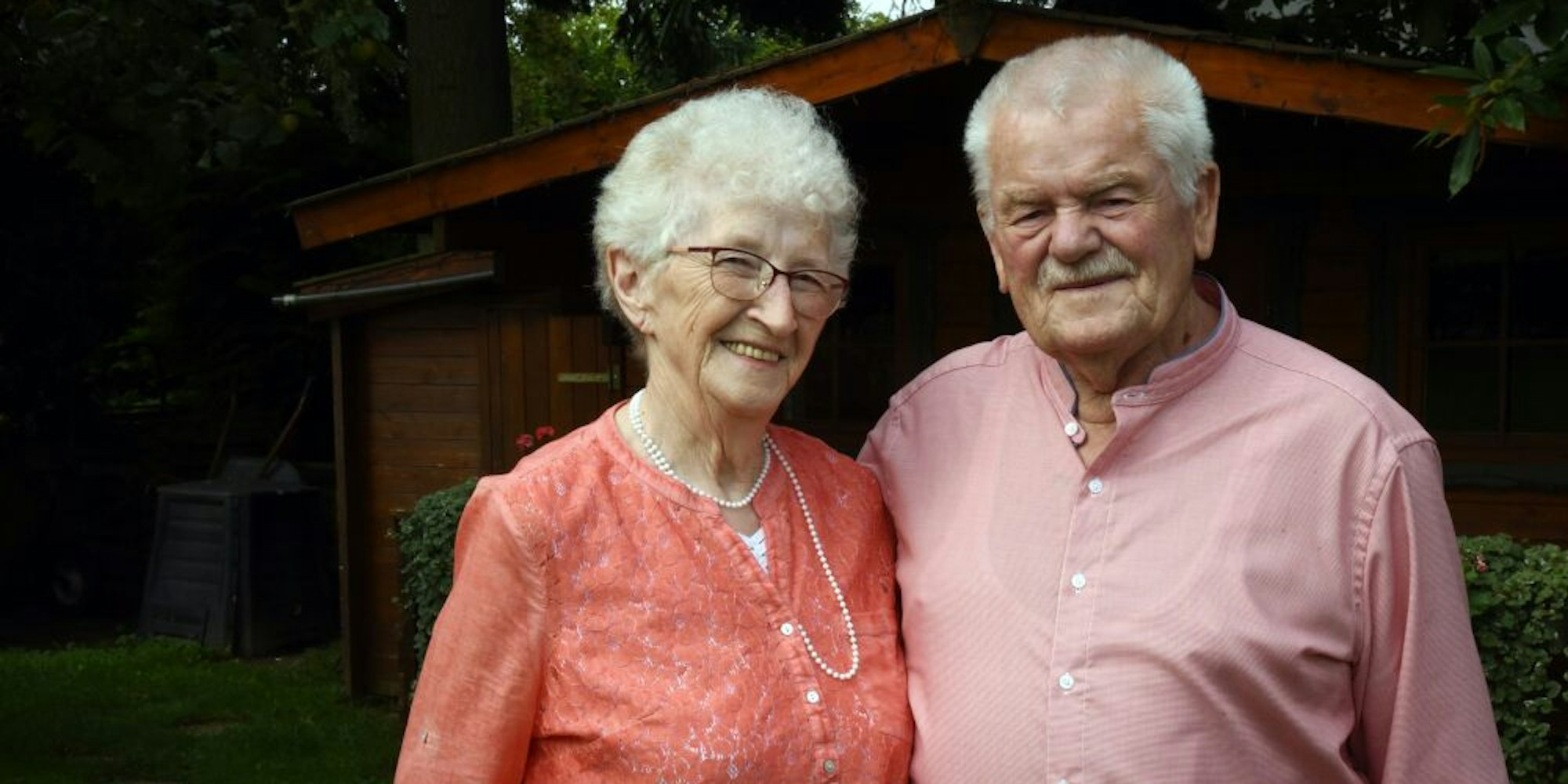 Ingrid und Werner Horlitz feiern heute ihre Diamanthochzeit. Mit roten Rosen im Arm wurde 1961 geheiratet.