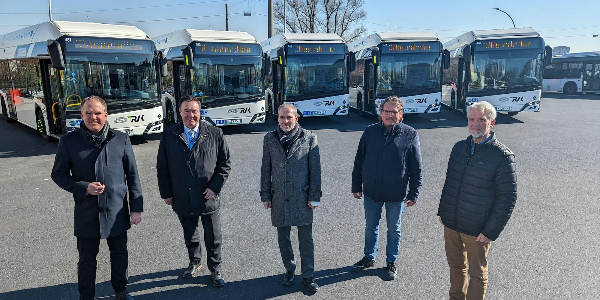 Stolz auf die neuen Busse sind Bürgermeister Dirk Breuer, Stadtwerkechef Stefan Welsch, RVK-Verkehrsleiter Carsten Bußjaeger, Standortleiter Dirk Müller und Mobilitätsleiter Jürgen Wiethüchter.