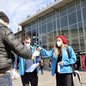 Masken und Hygieneartikel verteilten Helfer der Bahnhofsmission am Samstag gegen eine kleine Spende.