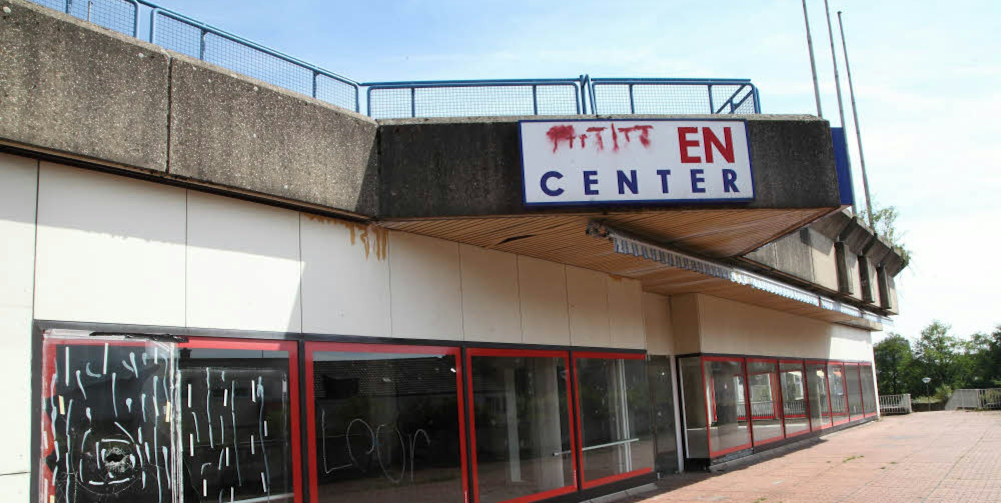Seit 2008 steht das ehemalige Löwen-Center an der Schloßstraße leer. Der Verfall hat längst eingesetzt.