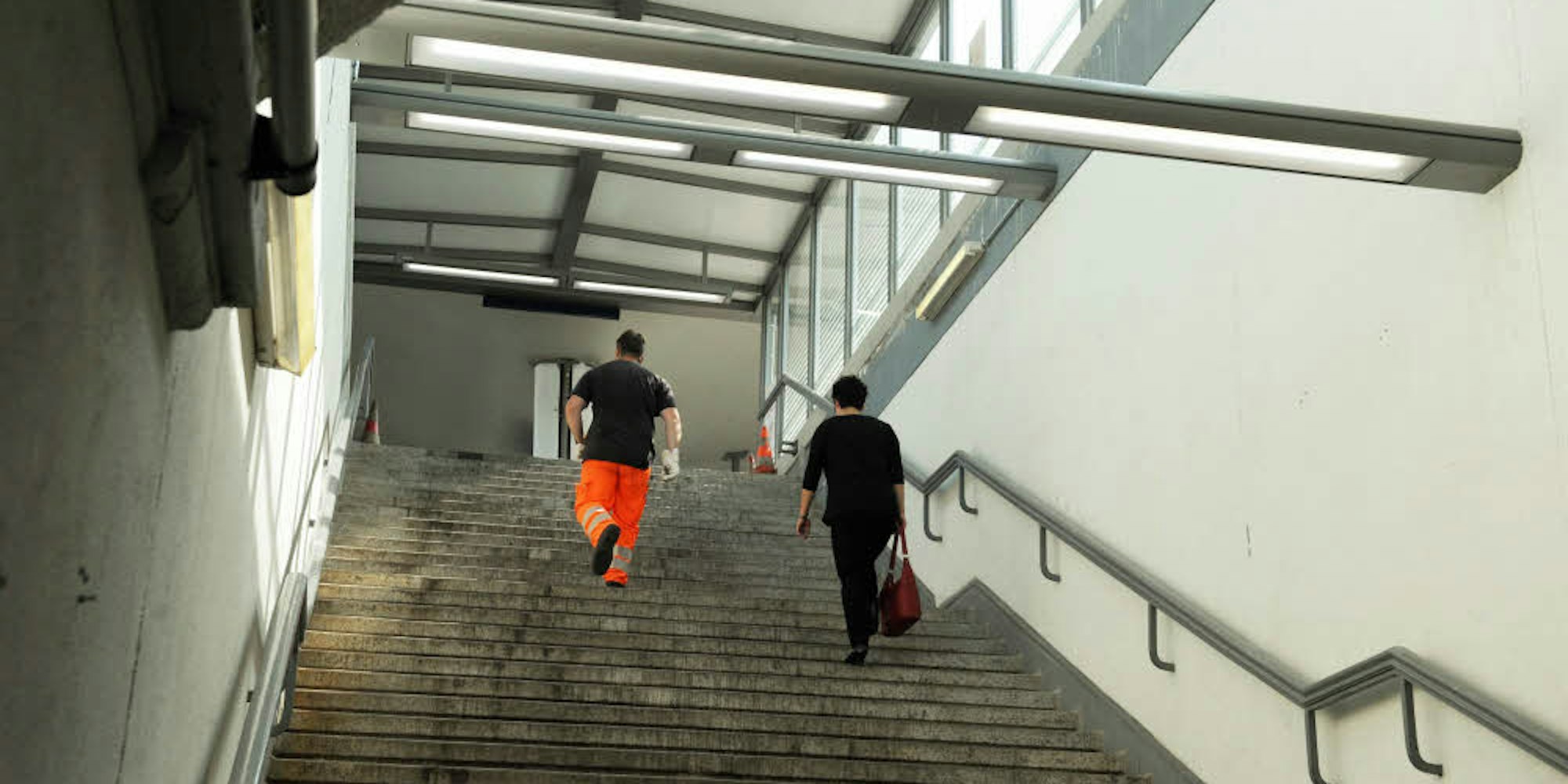 Weiter Treppensteigen am Bahnhof Deutz
