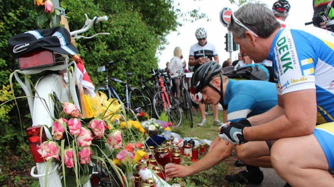 Zeichen von Trauer und Solidarität: Knapp 1000 Radsportler gedachten dem Verunglückten im Jahr 2017 an der Unfallstelle.