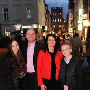 Die Prinzen-Familie: Der designierte Karnevalsprinz Stefan Jung mit Lebensgefährtin Martina Mahne und seinen beiden Kindern, der 18-jährigen Laura (l.) und dem zwölfjährigen Liam.
