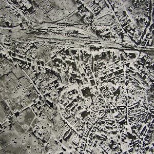 Die Bombenkrater sind auf dem Luftbild von Euskirchen aus dem Jahr 1945 deutlich zu erkennen. Der Bahnhof ist zerstört.