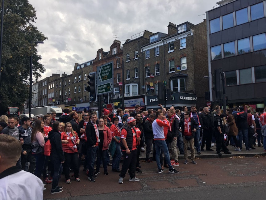 FC-Fans rund um Highbury Island