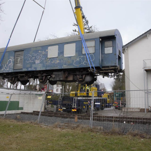 Kommt ein Waggon geflogen: 18,5 Tonnen schwer ist der nach Schmidtheim transportierte Wagen.