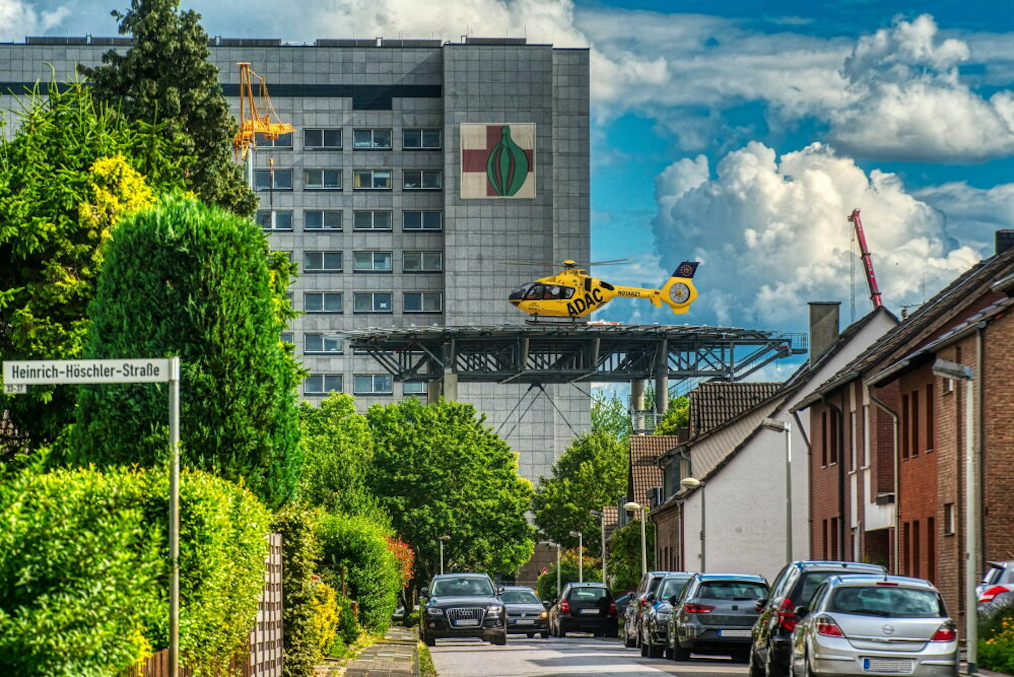 Eine Fotomontage zeigt einen gelandeten Hubschrauber auf der neuen Landeplattform am Frechener Krankenhaus. Rund 3,3 Millionen Euro soll das Bauwerk kosten.
