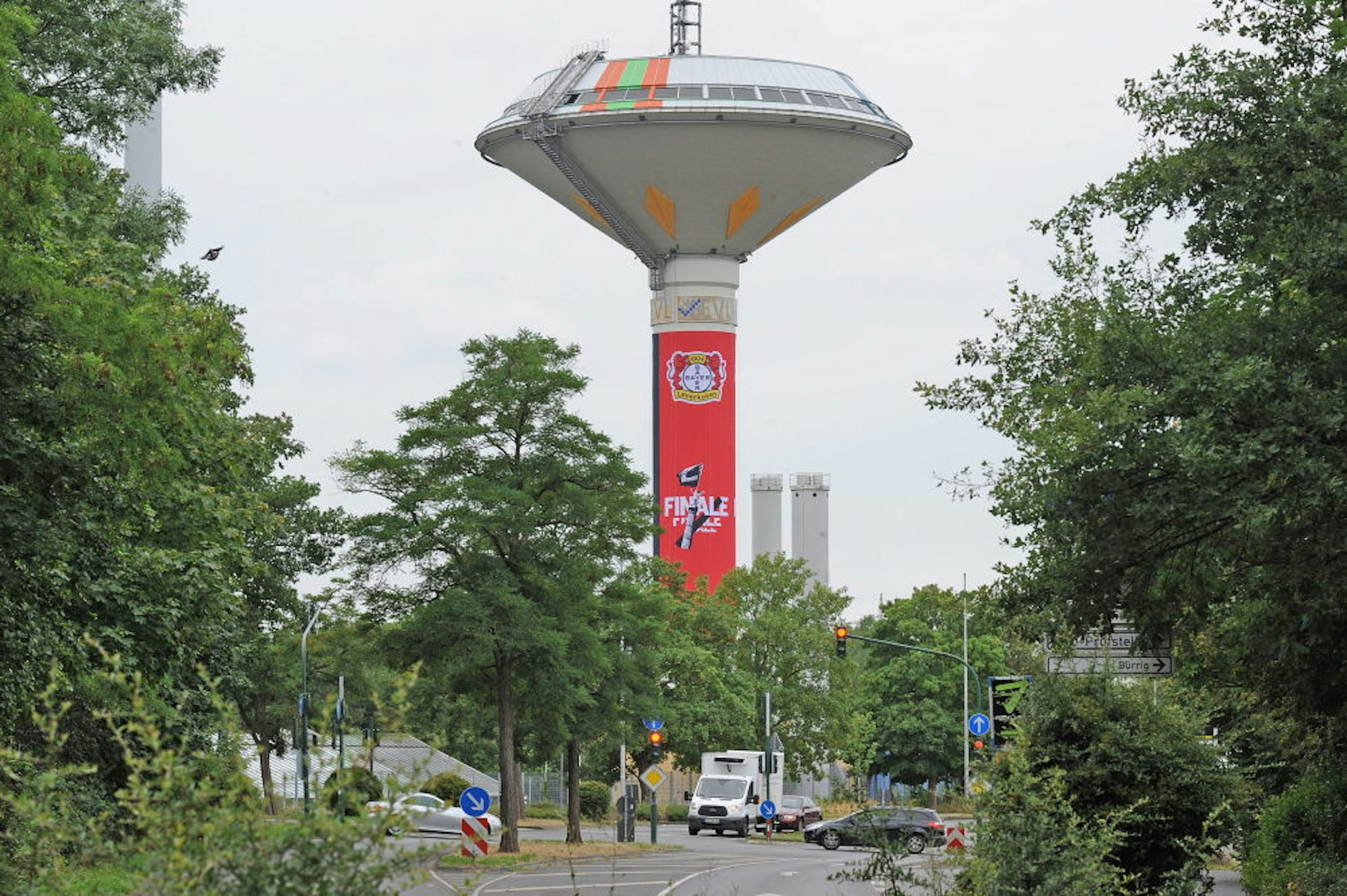Der Wasserturm zeigt – nahe dem Autobahnkreuz für alle sichtbar –, dass Leverkusen nicht wieder Vizekusen sein will.