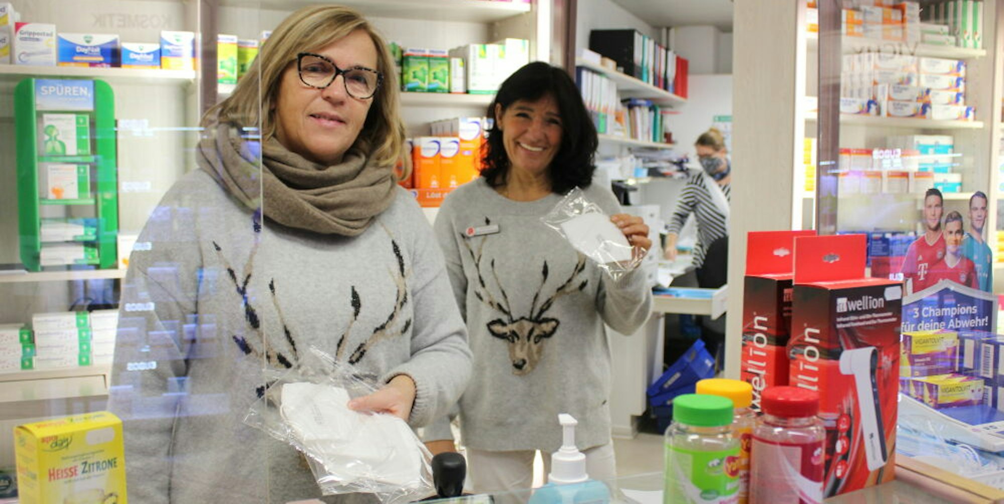 Bettina Pertz (l., Inhaberin) und Claudia Rosenberg berichten in der Apotheke an der Post in Kerpen-Horrem über ihre ersten Tage während der Maskenausgabe.