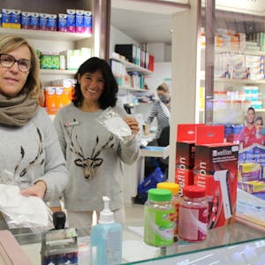 Bettina Pertz (l., Inhaberin) und Claudia Rosenberg berichten in der Apotheke an der Post in Kerpen-Horrem über ihre ersten Tage während der Maskenausgabe.