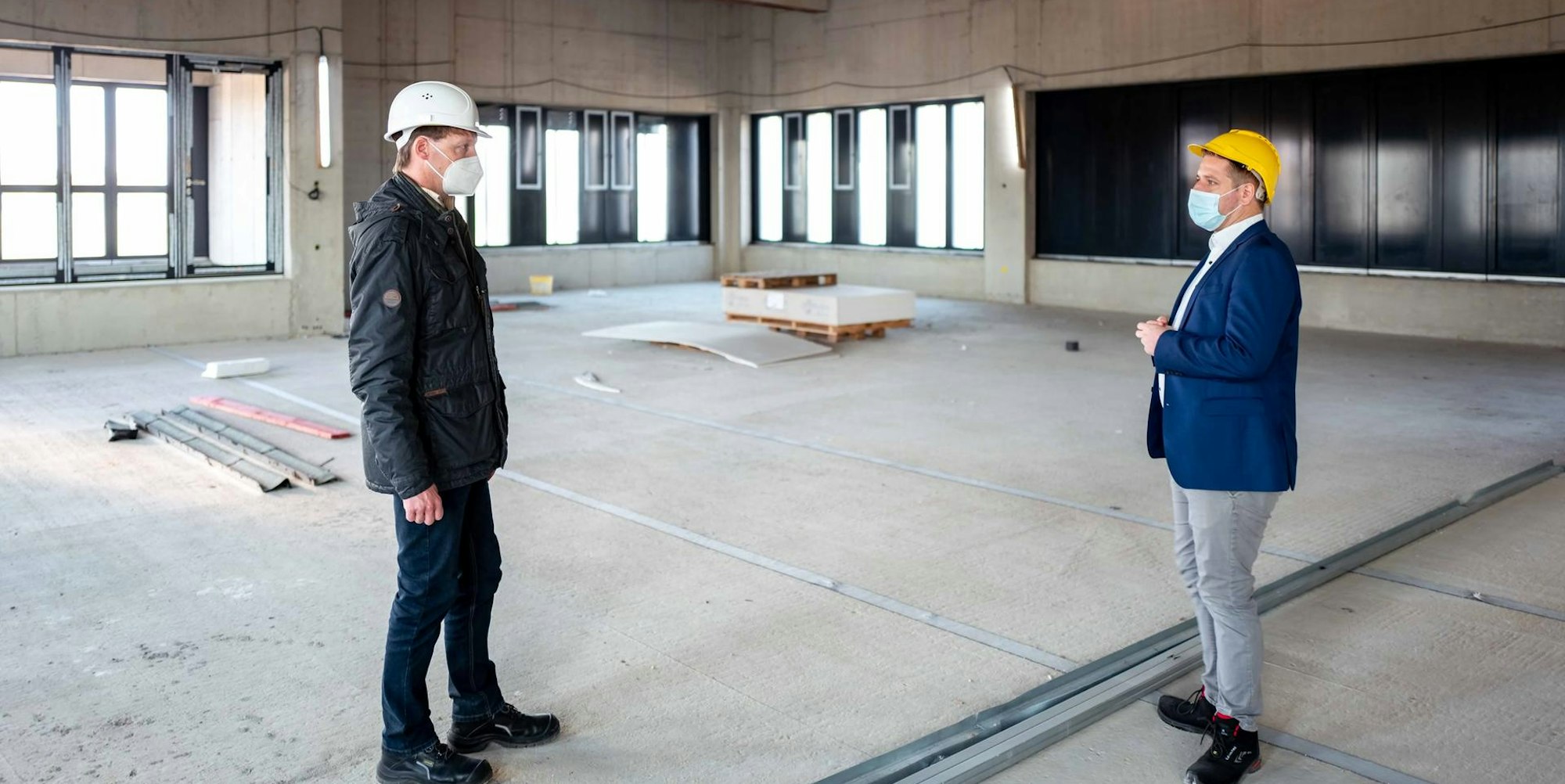 Projektleiter Carsten Opitz (l.) und Landrat Markus Ramers in der künftigen Leitstelle des Kreises im Neubau.