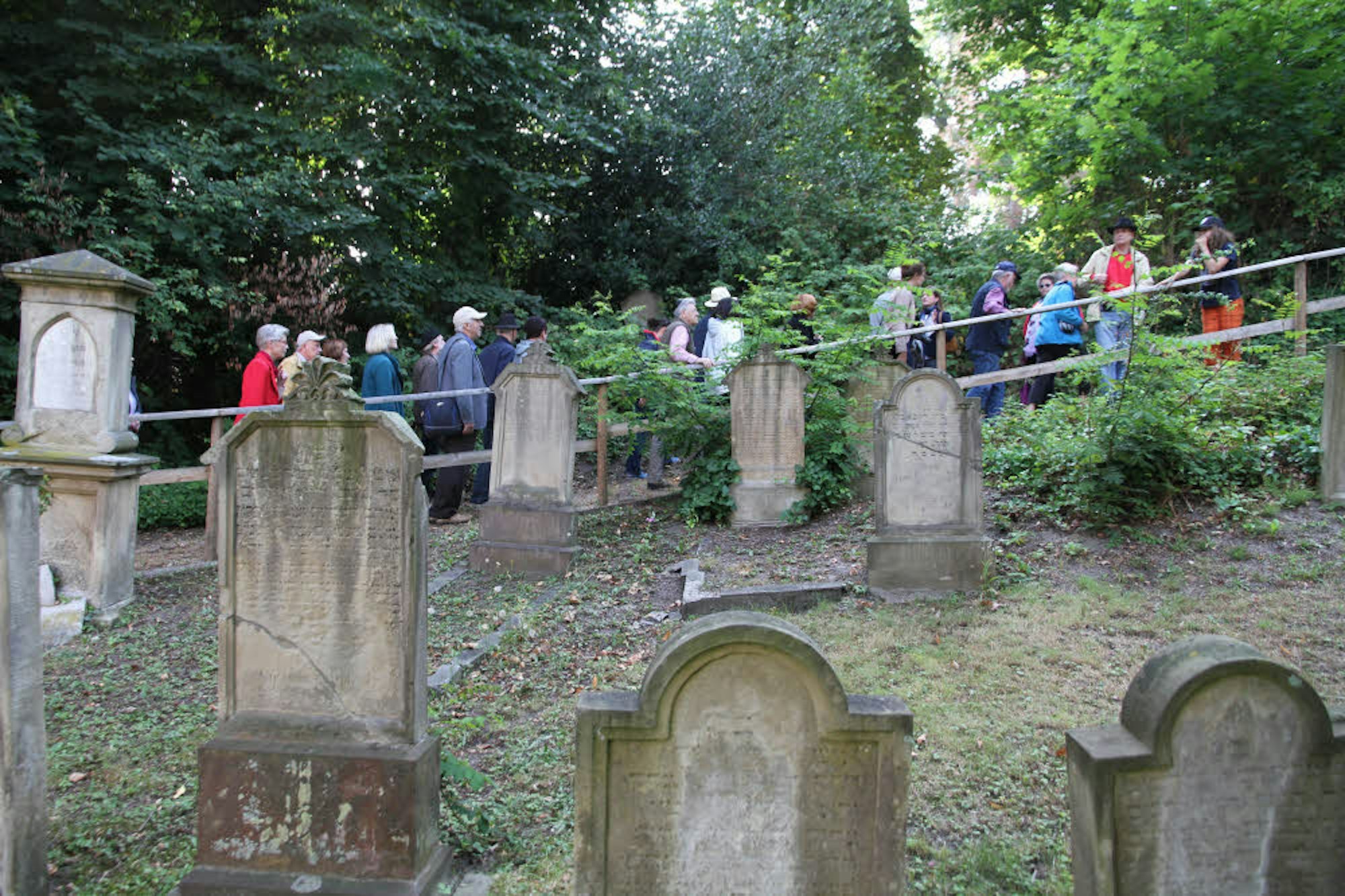 Haus der Ewigkeit: Rund 50 Exkursionsteilnehmer interessierten sich für die Geschichte des jüdischen Friedhofs in Siegburg.