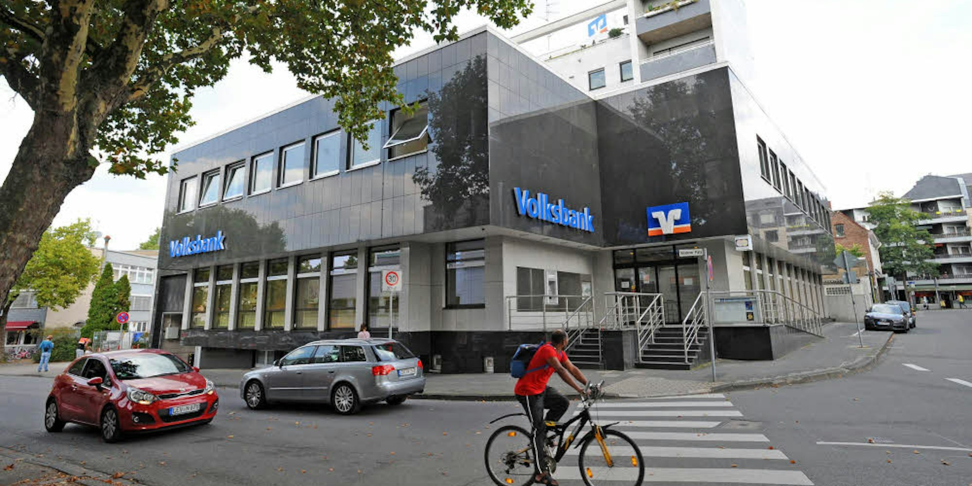 Die Volksbank Rhein-Wupper, hier die Zentrale in Opladen, heißt nach der Fusion ab sofort VR Bank Bergisch Gladbach-Leverkusen. Für die Kunden ist das mit einigen Änderungen verbunden.