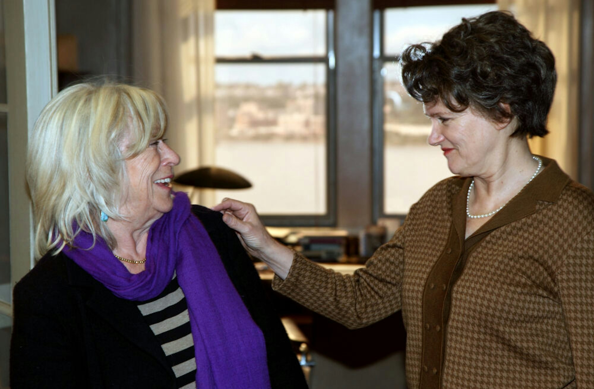 Margarethe von Trotta 2011 mit Barbara Suckowa am Set von „Hannah Arendt“.