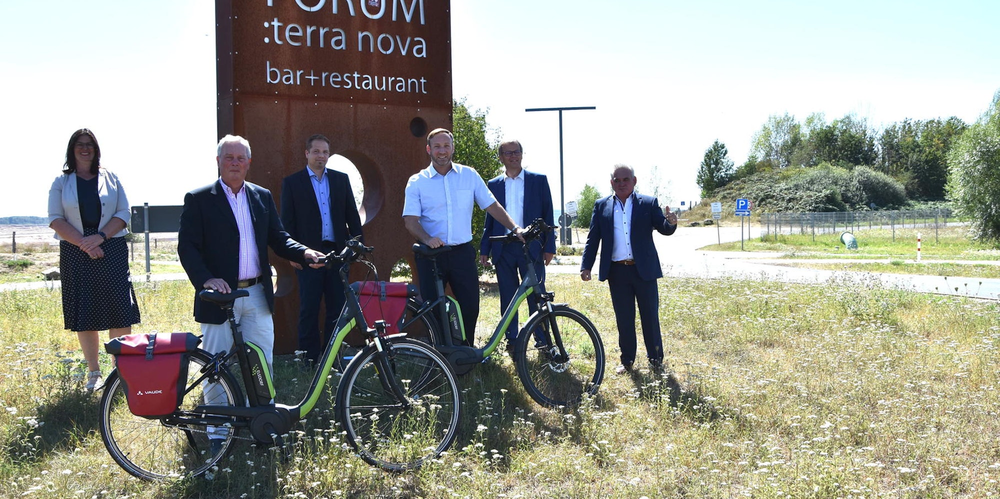 Vertreter von Stadt, Kreis und RWE unterzeichneten eine Vereinbarung zum Grubenrand-Radweg. Gebaut wird ab Oktober.