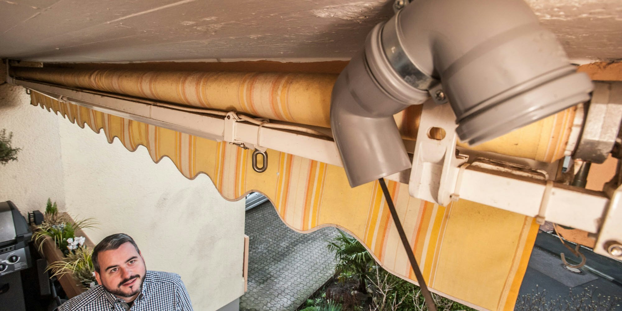 Einen der 40 privaten Feinstaubsensoren in Kunststoffröhren betreibt Peter Schmidt auf seinem Balkon.
