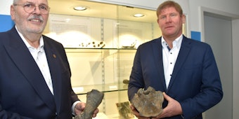 Tagebauchef Thomas Körber (r.) unterstützt Hobby-Paläontologe Ulrich Lieven.
