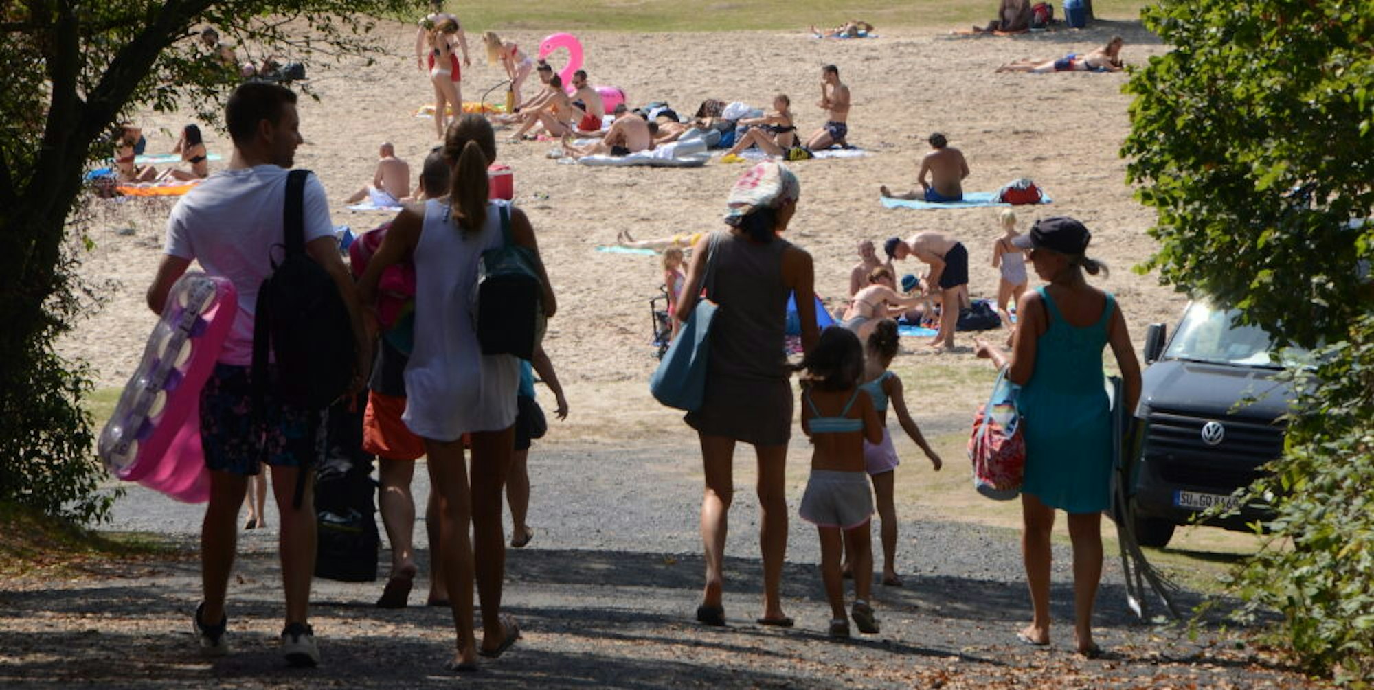 Zahlreiche Badegäste zog es auch am Sonntag wieder zum Ufer des Rotter Sees. Die meisten beachteten die Regeln.