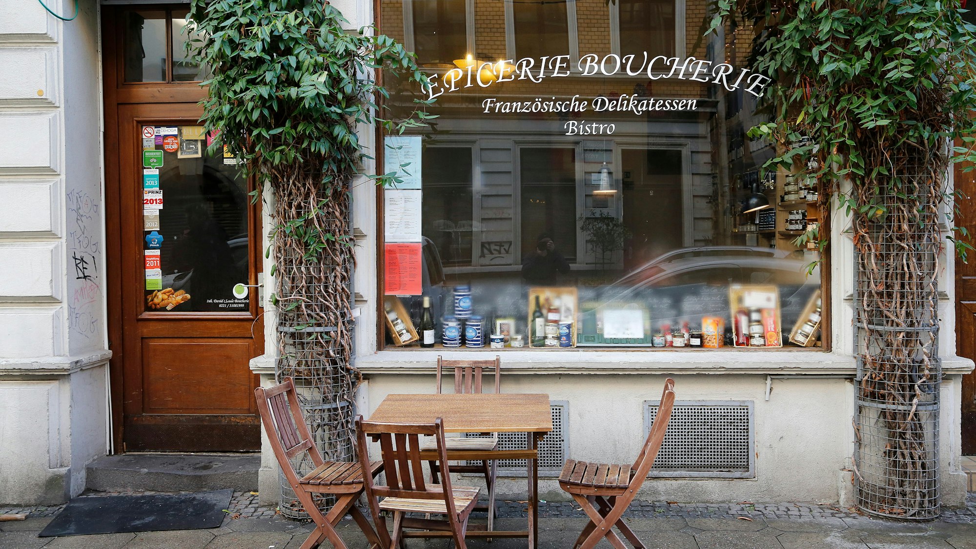 Die Außenplätze des französischen Delikatessladens L'Epicerie Boucherie