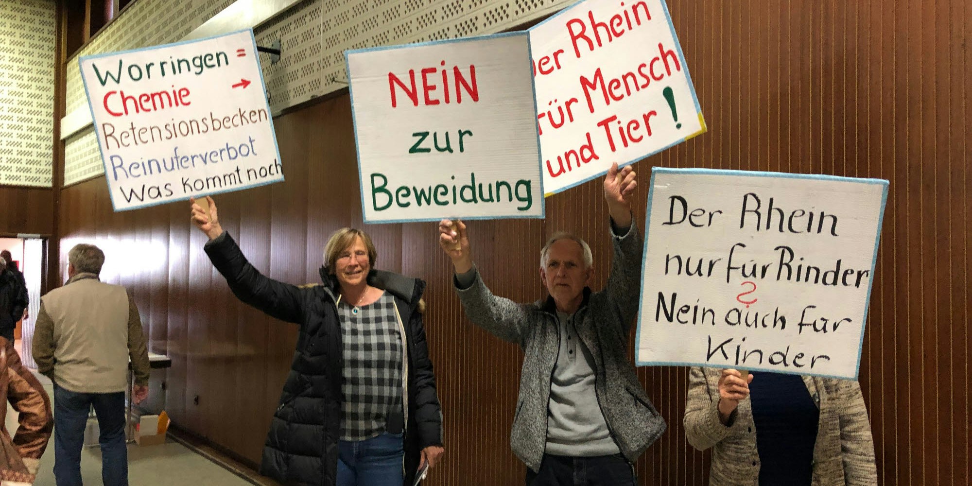 Kaspar Dick vom Bürgerverein vor der Einzäunung (l.), gegen die auch Worringer bei der Info-Veranstaltung protestierten. Sie fordern Zugang zum Rhein.