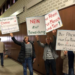 Kaspar Dick vom Bürgerverein vor der Einzäunung (l.), gegen die auch Worringer bei der Info-Veranstaltung protestierten. Sie fordern Zugang zum Rhein.
