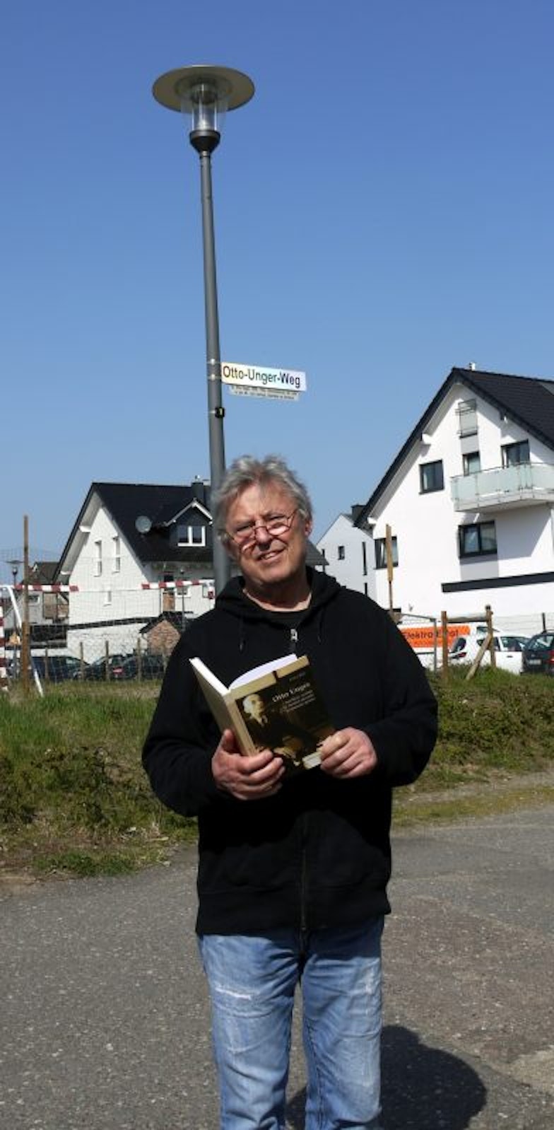 Fritz Bilz mit seinem Buch am Otto-Unger-Weg.
